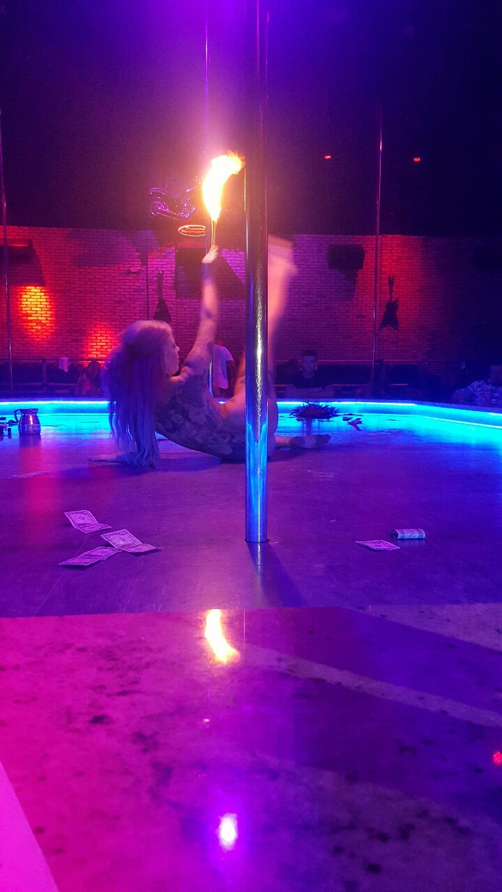 stephanie-mason-my-hotwife:  So this chick, on top of swallowing swords, was getting