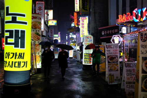 Testing out the Fujifilm X100F in the neon and LED-lit alleys of Jongno.