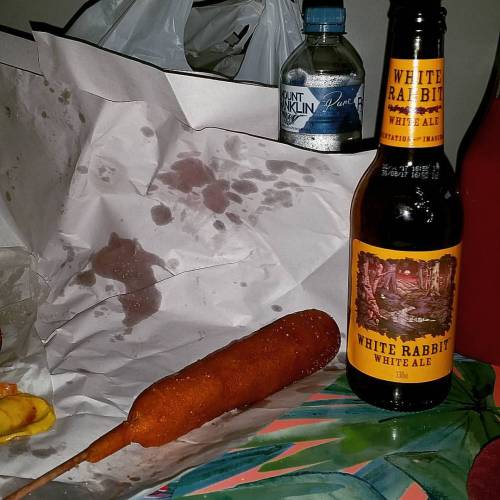 Corn dogs and white ale. 😍 #corndog #dagwooddog #plutopup #food #foodie #foodieporn #foodporn #foodofinstagram #instafood #instafoodie #whiterabbit #whiteale #instabooze #booze #ale #craftbeer #foodgasm #notcleaneating #weightlossjourney #hasmanysteps