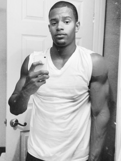 seeker310:  celebri-xxx-ties:  Trey Songz brother If You love naked celebrities like me Check us out: Celebri XXX Ties   Awesome Bros!! to look up to Black Body Builders with GREAT muscles!!! Bros to worship    please reblog a lot 