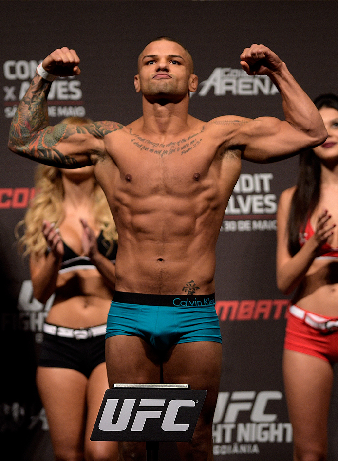 hotfamousmen:    Thiago Alves  