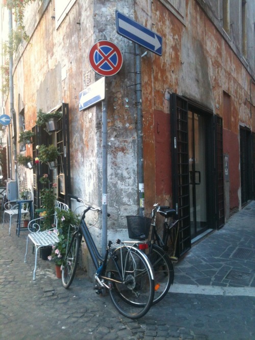 bi-tri-ri-cycle: sgnunesvais:  Roma, via dei coronari  At the coronary