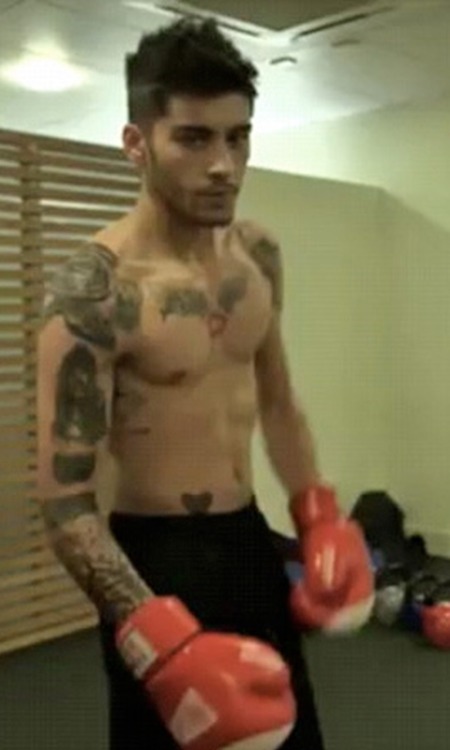 male-and-others-drugs:  Zayn shirtless
