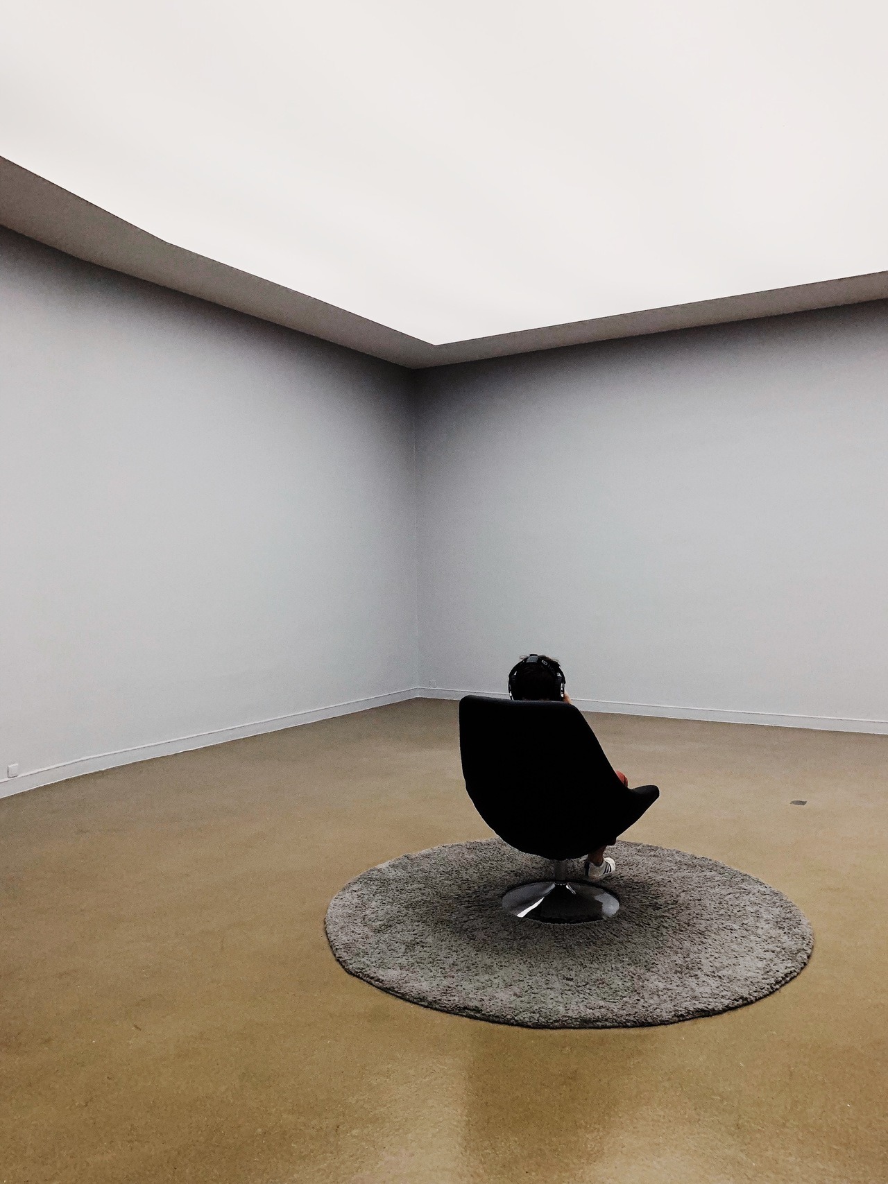 night-man-jon-gasca:  Thinking roomPhoto Jon Gasca