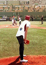 burningwithlove:  Hongbin’s pitching skills…what a glorious view. 