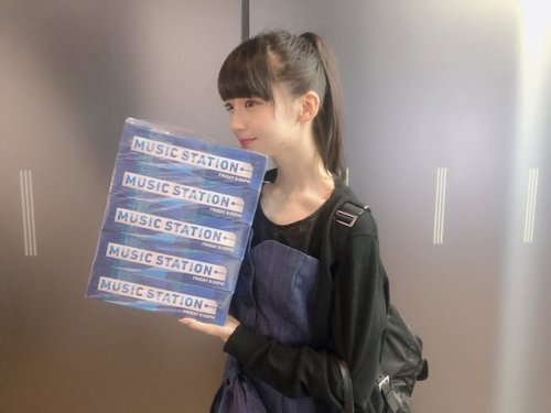 荻野由佳さんのツイート: ミュージックステーション ありがとうございました！！ 急いで出ないといけなくて 写真が撮れなかったので このティッシュと撮りました！（笑） 今日は珍しく！ 横毛も無しのポニー