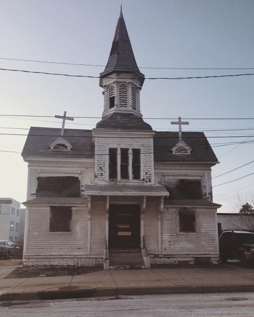 plasticplayhouse:  An abandoned church in Youngstown, OH.