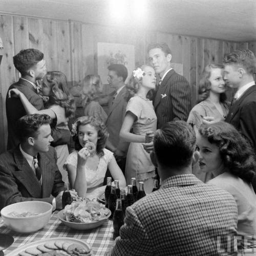 Teenage party(Nina Leen. 1947)