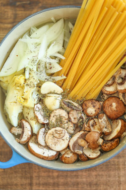 justfoodsingeneral:  One Pot Mushroom Spinach Artichoke Pasta “Simple, flavorful, hearty, and just 25 min from start to finish. And just one single pot! What more do you need?” 