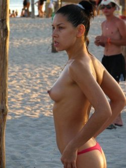 beachvoyeurs:  Sexiest bare naked chicks
