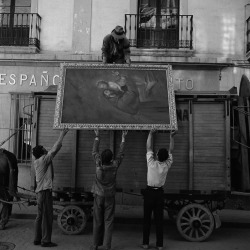 thephotoregistry:  Four men and a painting, Italy, 1956 Bill Perlmutter 