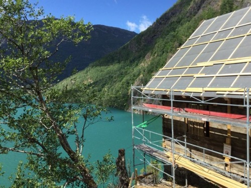 speciesbarocus:The reconstruction of the Wittgenstein’s house in Skjolden, above the lake