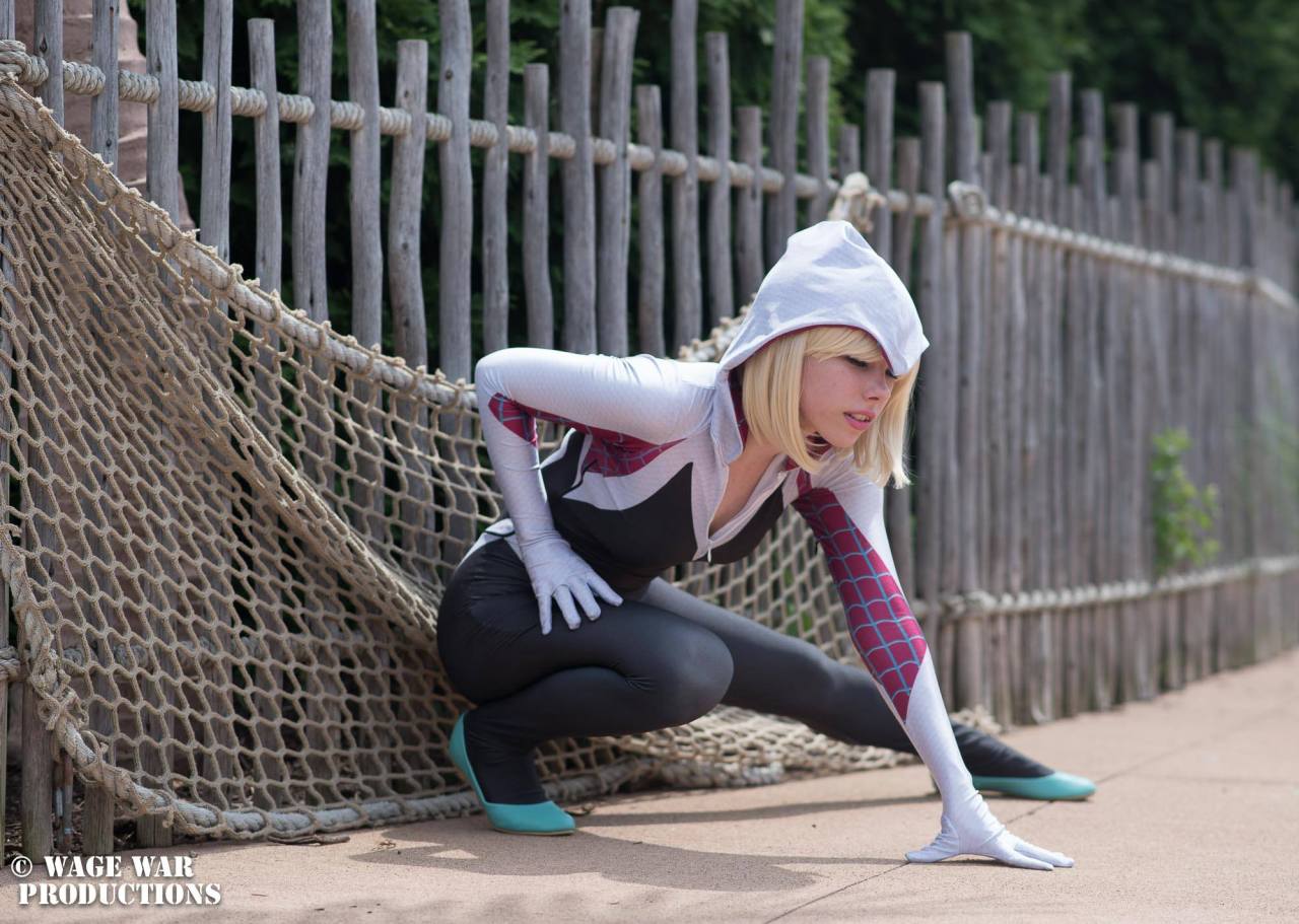   Spider Gwen cosplay shot at ColossalCon 2016 Photography by Wage War ProductionsSuit