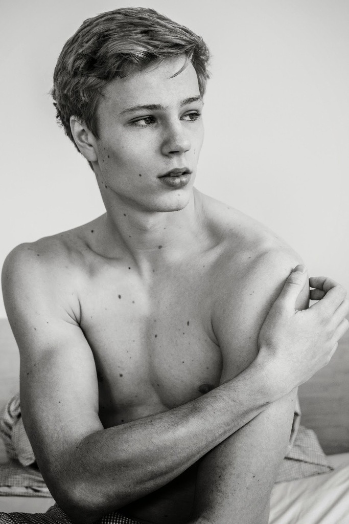 frodosbois:  the-modern-xy:  the-modern-xy : Robin Hafemann by Jonas Huckstorf  