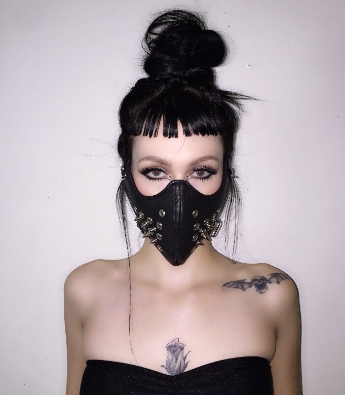 ppeaked:  this mask making me feel like i stepped out of mortal kombat . gives me