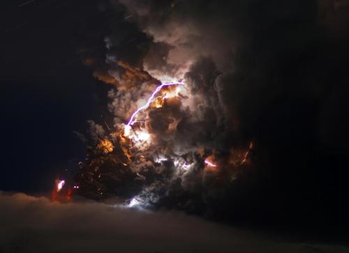 a-witches-brew:Lighting crackles over Eyjafjallajökull volcano, Iceland, April 2010. Photographs by 
