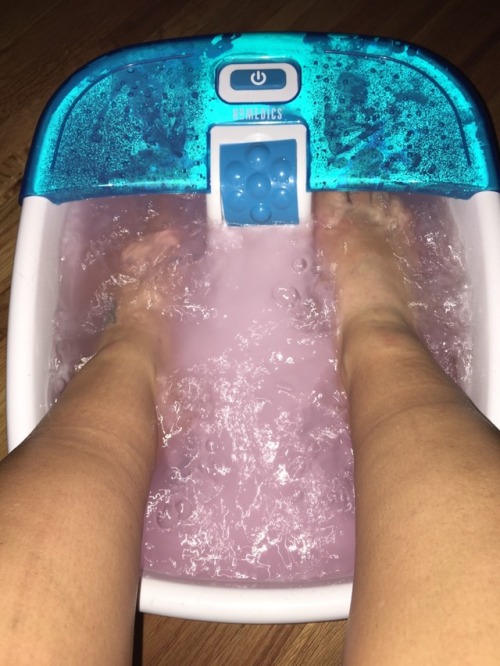 molliedom: These feet, are beat.  Salt bath, toe stretch, now I just need someone to come rub the fe