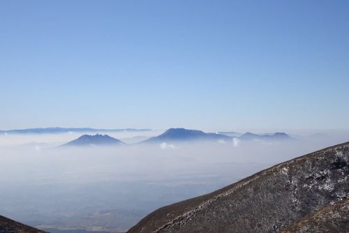 #Aso mountains #阿蘇五岳 #lyingbuddha #涅槃 from #nakadake #kuju #2022Jan (at 中岳) https://www.instagram.co