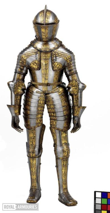 armthearmour:A beautifully blued and gilt late armor, Dutch, ca. 1607, housed at the Royal Armouries