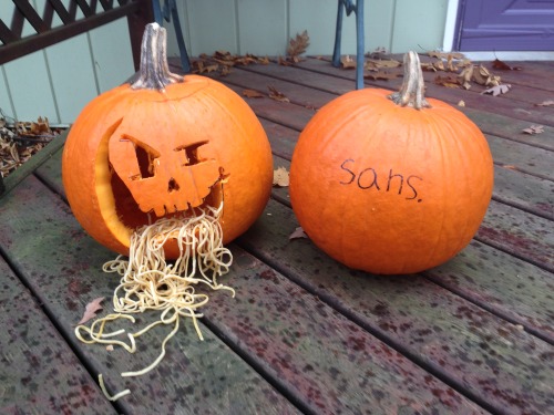 acenezumi:  My pumpkins this year, featuring real spaghetti! It worked out well for me that my bro didn’t wanna carve his, heh heh.  Happy Halloween!!