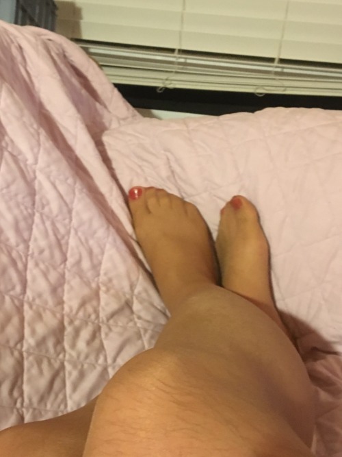 magellandowntheblock: I painted my nails tonight, feeling so feminine.