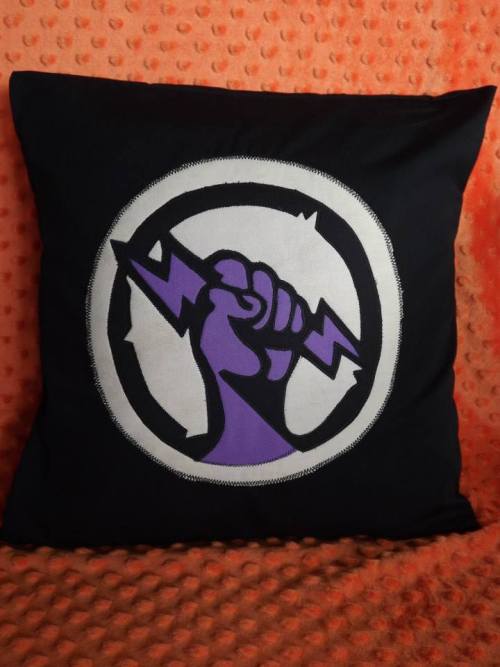 otlgaming:  BIOSHOCK INFINITE ‘VIGOR’ PILLOWS Jewels Cardosa of Calavera Craft Room spent 40 hours creating these 8 pillows based on the vigors in Bioshock Infinite. The cushions are ษ each and all but “Return to Sender" and “Charge"