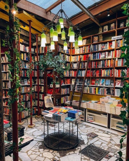 The best bookshop ever! ❤️ Shakespeare and Company in Paris Photo by Tika SHANNY