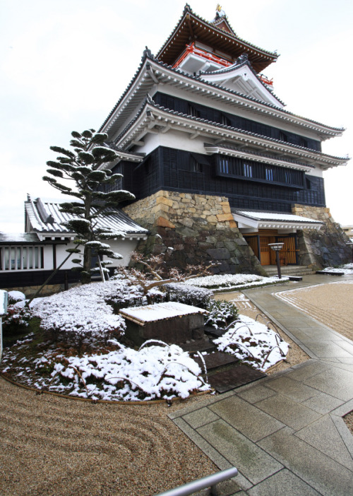 daitao:by SHUN.  Temple and snowfall in JapanIt’s castle, not temple.