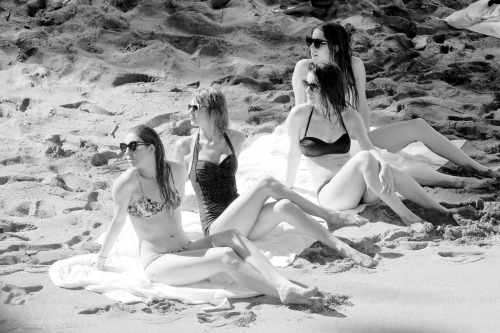 tayliswift:  Taylor Swift at the beach with HAIM 