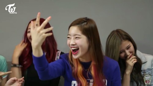mooooosa:  Director Dahyun getting super excited about Momo’s cuteness 
