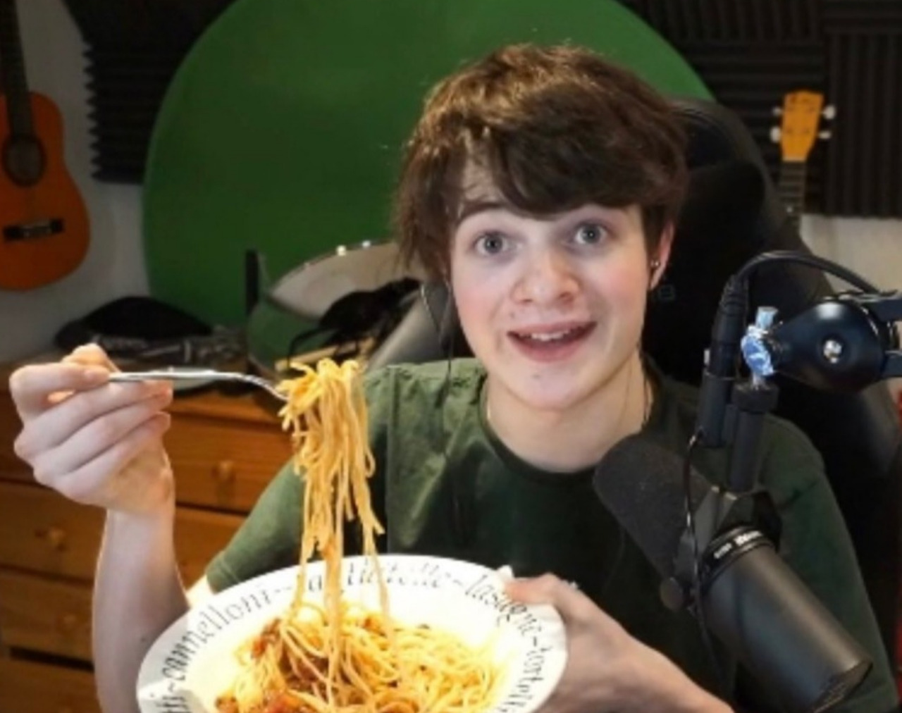 tubbo eat dah pasta