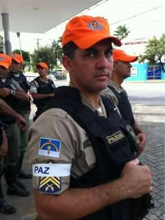 Ok, just look at this. All the policeman are using this band with &lsquo;peace&rsquo; on it. Thank you Recife!