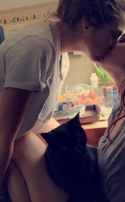 fxckoverdose:  “I just woke up” kisses ft. pissed off cat