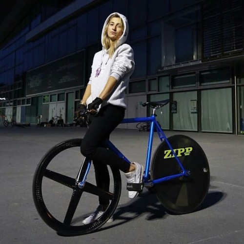 javi-ballestero: @__scarbelly__ #discwheel #girlbike #girlsgonefixie #ridegirl #ridelikegirl #fixiec