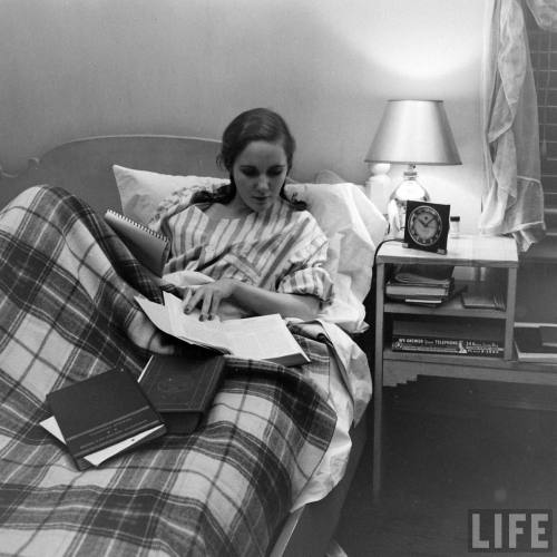 inthedarktrees: Debutante at Home by Nina Leen