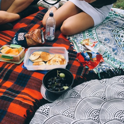 florels:back to uni picnics, so much better with my $12 beach blankets ✨ insta @emmalucyssnap emma.l