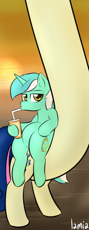 lamiaspones:  oh hai dere longbon how are you reblog this and long everypony’s dashboards single image version: http://lamiaaaa.deviantart.com/art/Longbon-Waves-Hello-365173858 