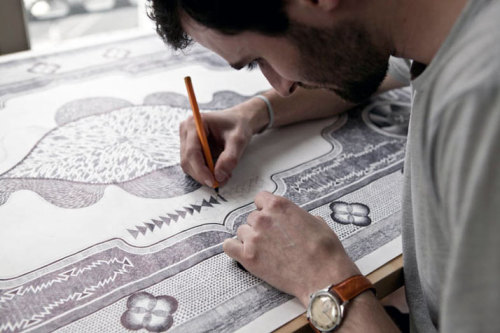 actegratuit:  There’s a certain affinity for textiles and all things blue at Yatzer these days, so these mesmerising pen drawings by French artist Jonathan Bréchignac seem right at home here, continuing the theme. Their creator is Jonathan Bréchignac,