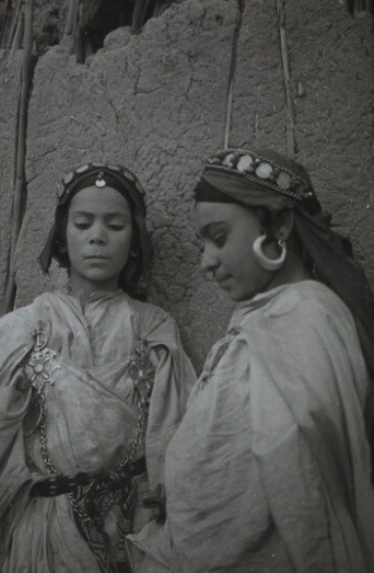 Moroccan jewish girls from Tinghir, in southern Morocco, 1932.Jeanne Jouin.