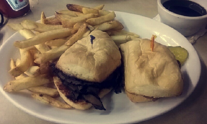 dozer09:  Lunch with my best friend/roomie at Sherlys, Nom nom. @mossyoakmaster 