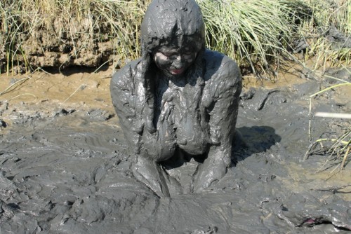 Super Messy Fun TimeMud Bunny goes on a muddy hike to find a good spot to get down and dirty.  Squishing the mud with her feet to make a nice soft spot that she then jumps into.  After playing in the mess for a while she does a  few head dunks in the