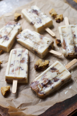 sweetoothgirl:    Milk and Cookie Popsicles  