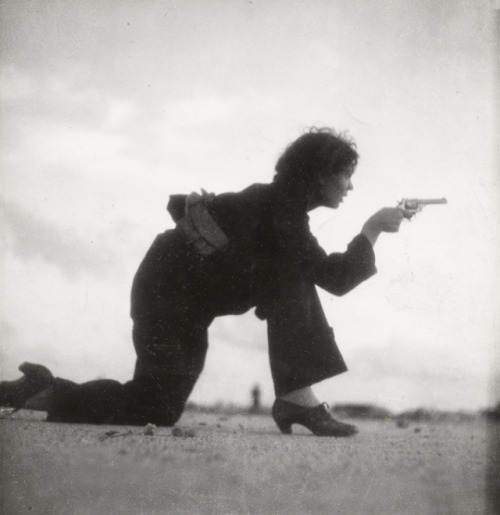 Gerda Taro, [Republican militiawoman training on the beach, outside Barcelona], August 1936