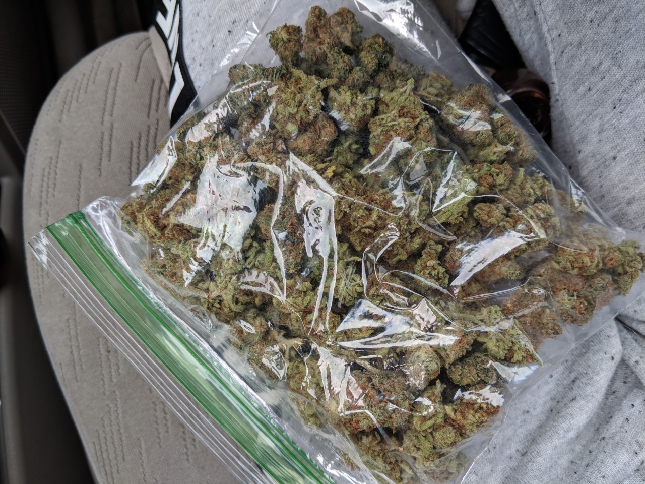 irolltheblunts:  Lil bit of buds. 👀
