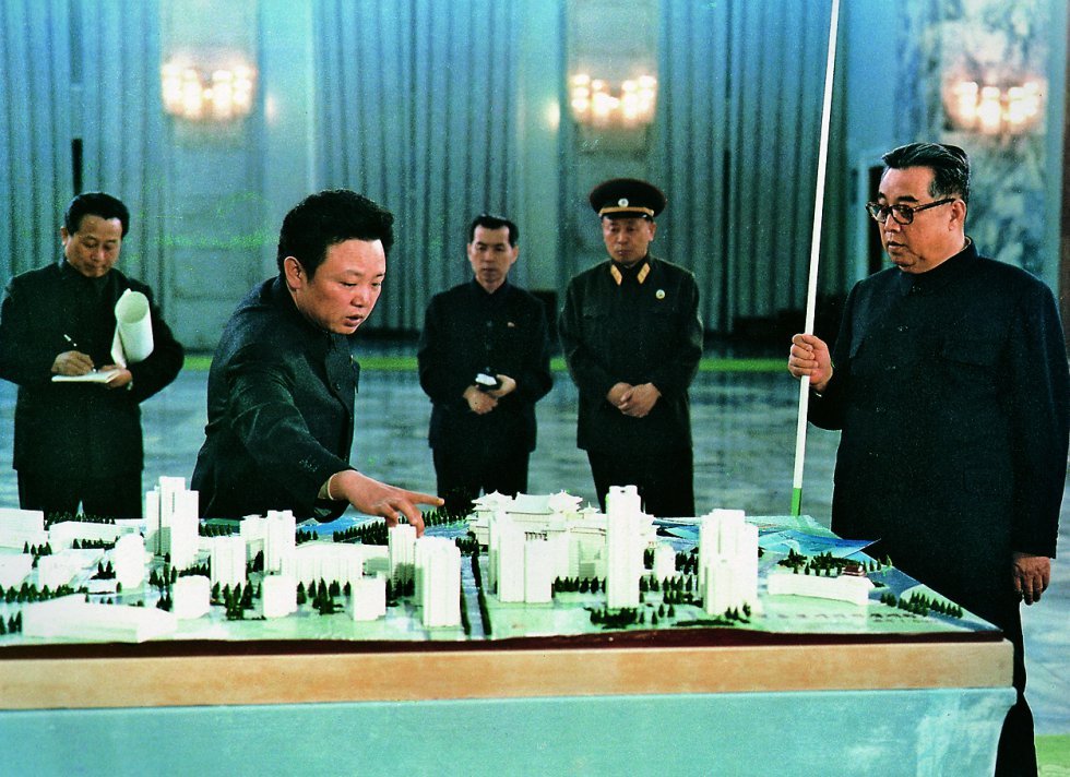 thisbigcity:  From North Korea: Kim Jong-il tackles urban design. morpho-0:    La