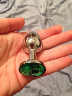 iluvmyredhead:  kinkywife-kinkylife:  Hubby surprised me with this beautiful emerald green plug…in love!  My insanely sexy wife and her new toy!
