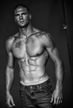 shirtlifting:  Joshua Saari