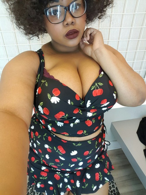 Sex bustyspice:  afatblackfairy:  Tried on a pictures