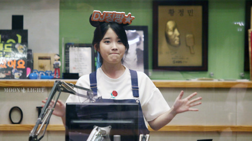 iumushimushi:  20140725 DJ IU being adorable cr: Moonlight