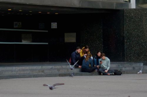 Отчего люди в Испании просто так сидят на полу и никого не стесняются?)) #barselona #people #spain #